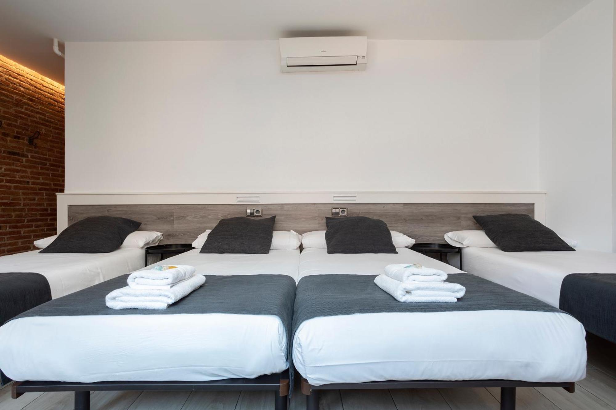 Hostal Bedmates Барселона Екстериор снимка