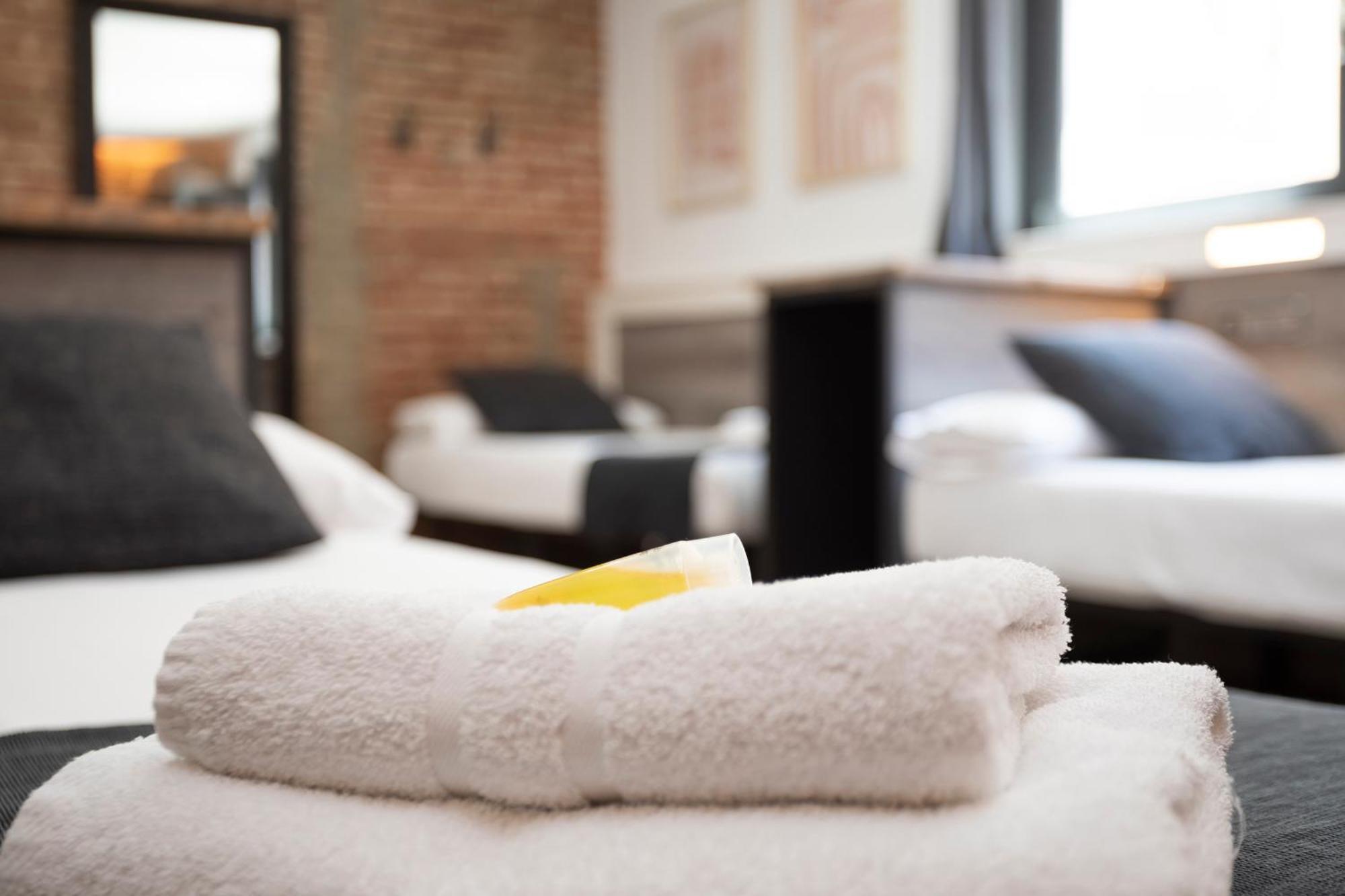 Hostal Bedmates Барселона Екстериор снимка